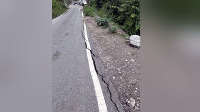 Uttarakhand Joshimath News Joshimath Auli road Footpath collapse due to crack many houses in Devgram as well