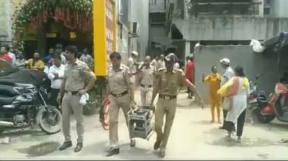 Delhi: पंजाबी बाग इलाके में छत का छज्जा गिरा, हादसे में मां और बेटे की मौत Big accident due to building collapse in Punjabi Bagh