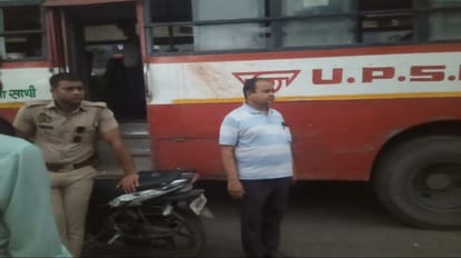 driver dead body found hanging in roadways bus in shahjahanpur
