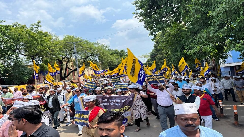 AAP tremendous protest from Parliament to the road across the country in protest against Manipur violence