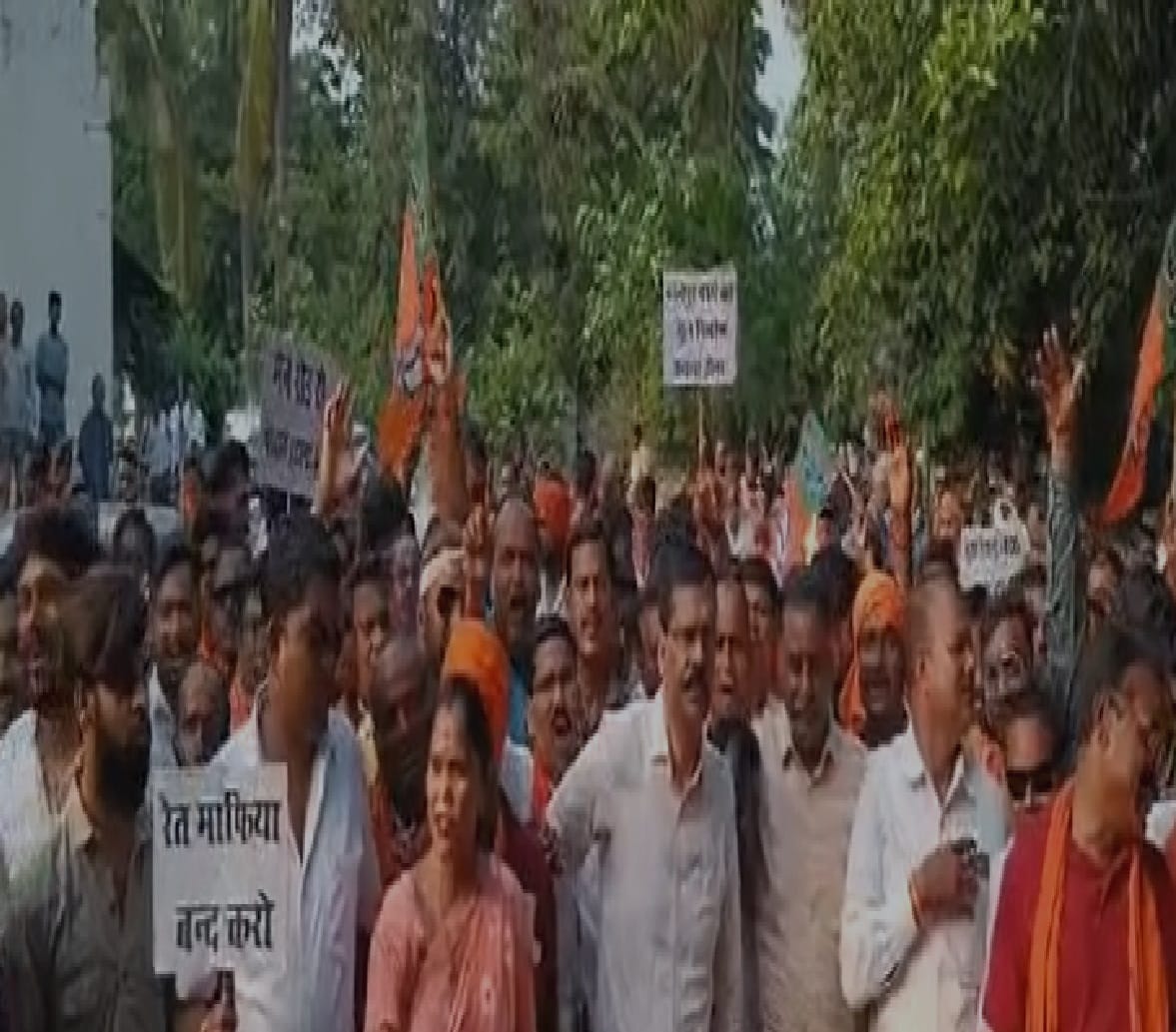 BJP workers gheraoed SDM office and handed over memorandum to Governor in Bilaspur