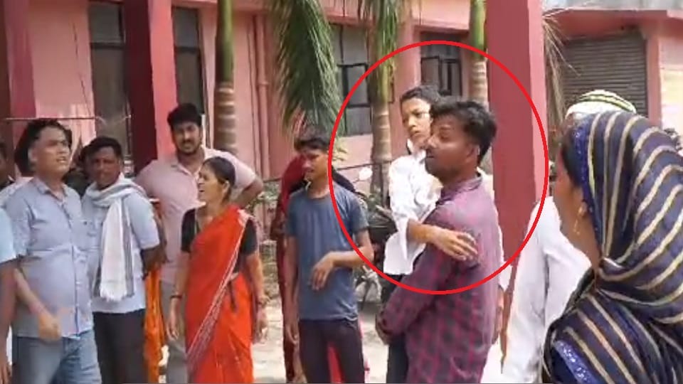 Father kept waiting for an ambulance by keeping his sick son on his shoulder in Kushinagar