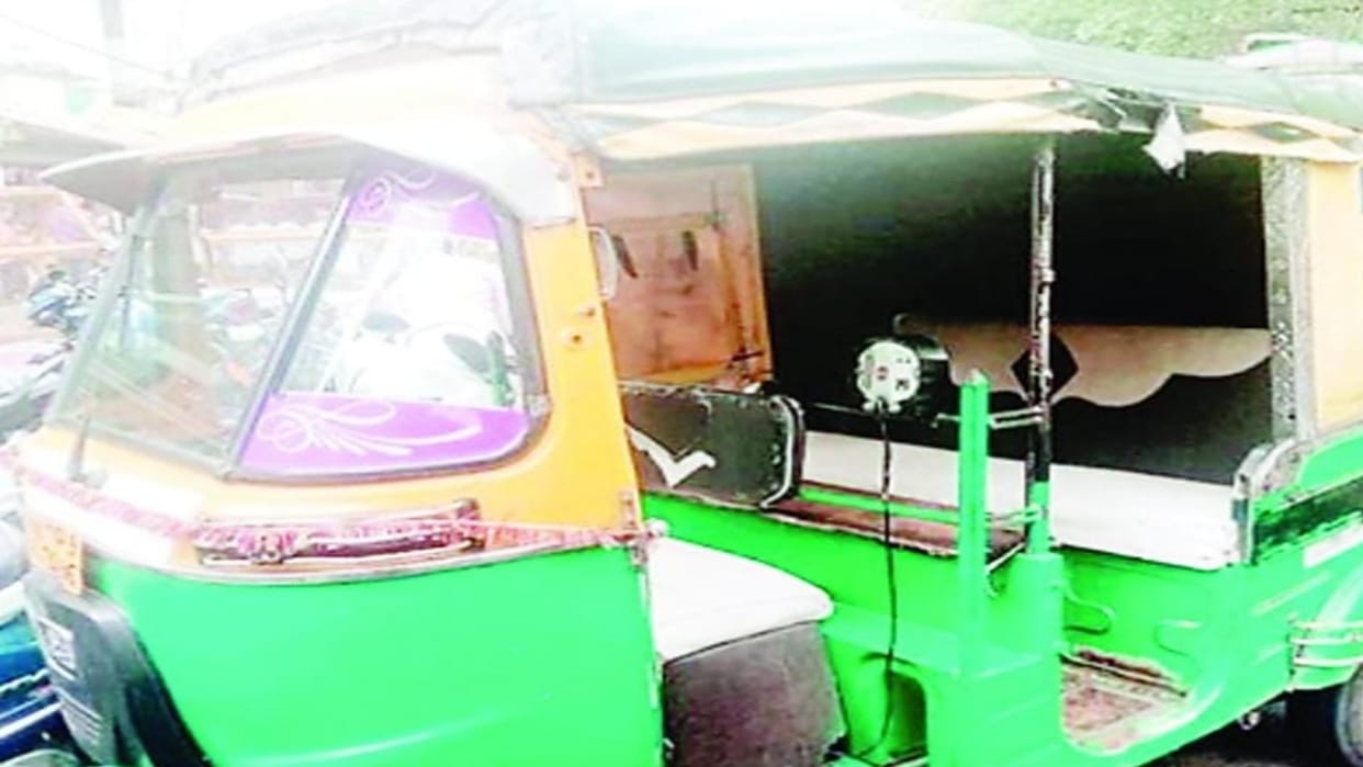 tempo driver made passenger drink intoxicants and robbed him In Agra