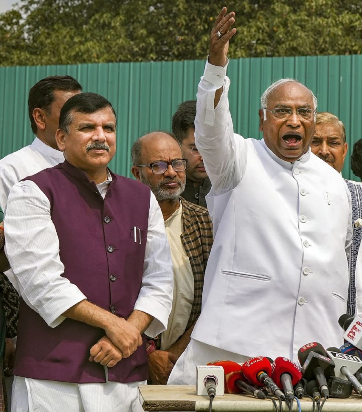 Politics: Congress is seen with Aam Aadmi Party at every step, but reluctance remains among the workers