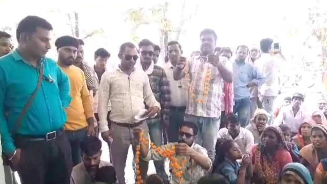 Damoh News Villagers demand to open school road in Damoh