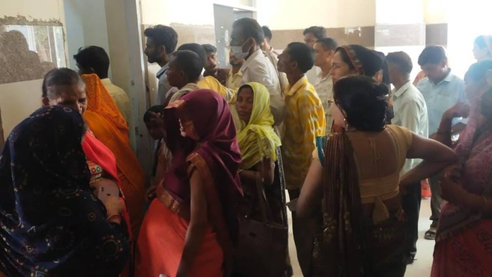 Patients of fever are continuously increasing in Etah fight for blood test in medical college