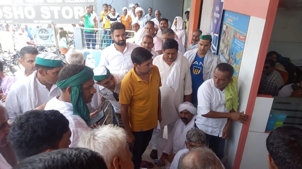 Baghpat: Accused of harassing the bank, the farmers held the workers hostage, blocked the highway, sat on a dh