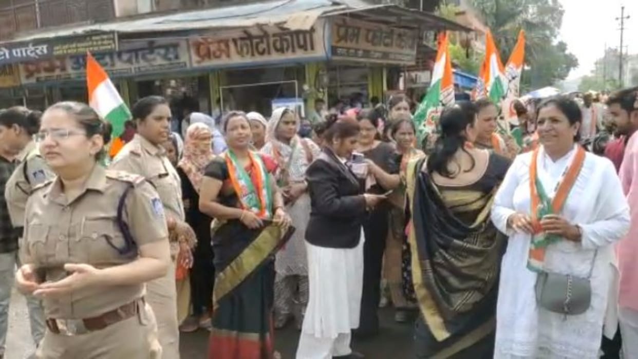 Guna News Congress women workers clashed over the effigy says Police scuffled and broke our bangles