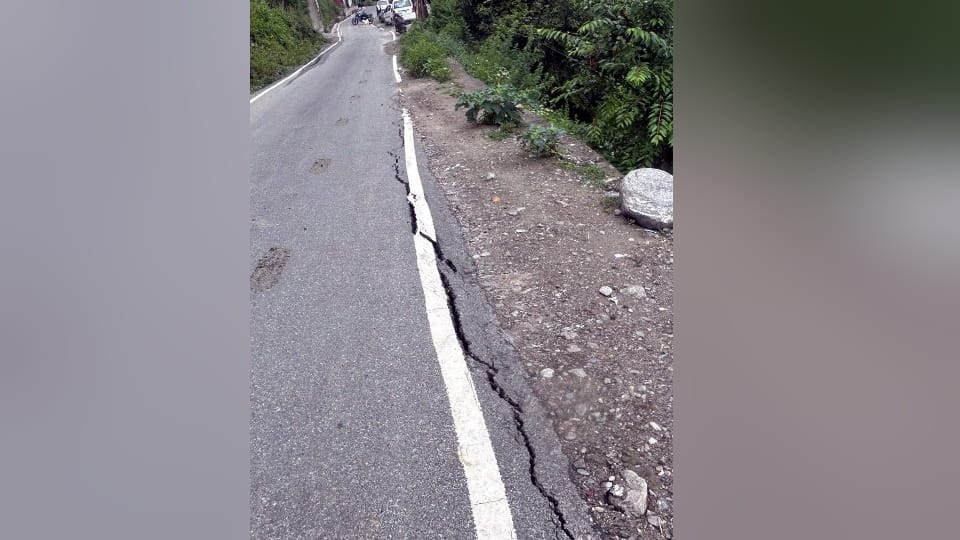 Uttarakhand Joshimath News Joshimath Auli road Footpath collapse due to crack many houses in Devgram as well