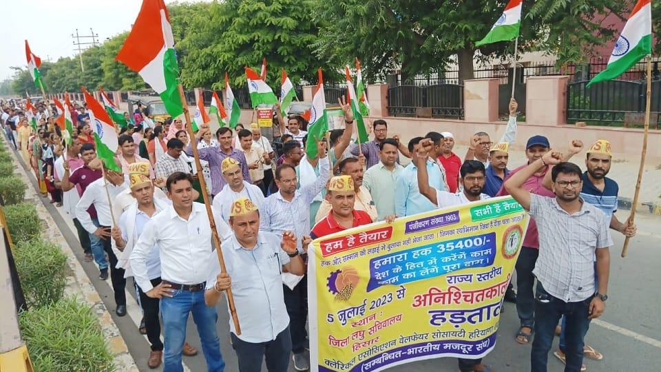 clerks took out Tirnga  Yatra, chanted Bharat Mata, paid tribute to martyrs by offering flowers In Hisar