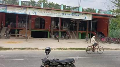 चिन्हित की गई सीलिंग की जमीन पर हो चुका है निर्माण।