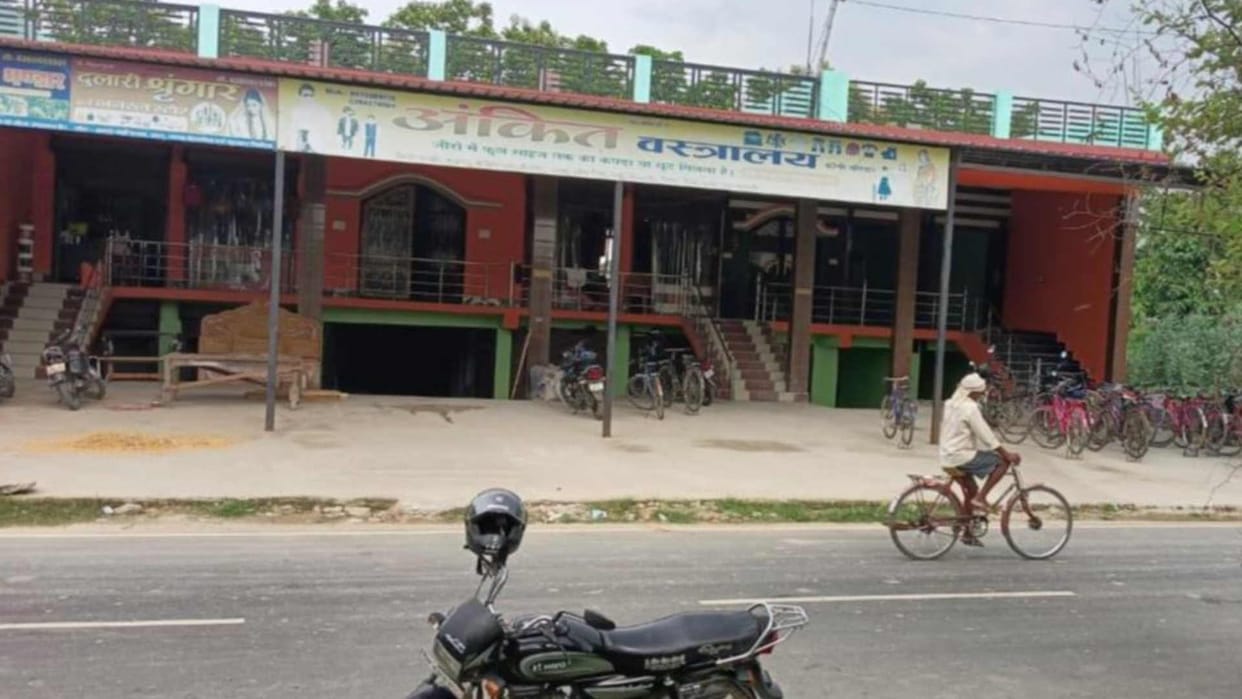 Koni Loan distributed on ceiling land many houses and shops built