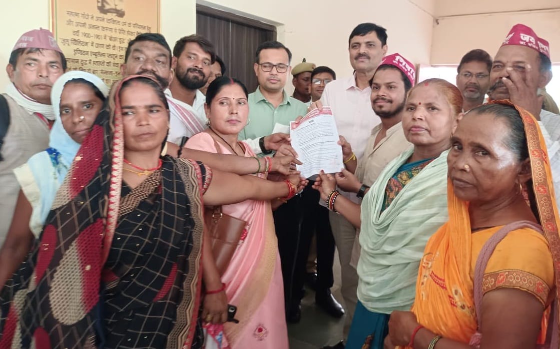 Demand to free Phoolan Devi's land encroachment, memorandum submitted by Nishad party officials