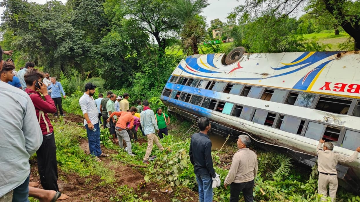 Sehore: Bus overturned in Khanti while trying to save the car on Indore-Bhopal highway many passengers injured