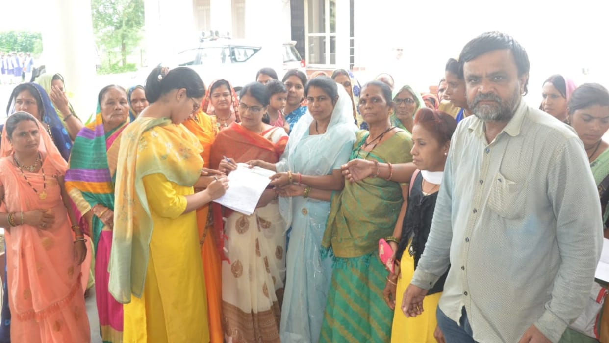 Mahila Congress submits memorandum to Sehore DM demanding President to dismiss Manipur government
