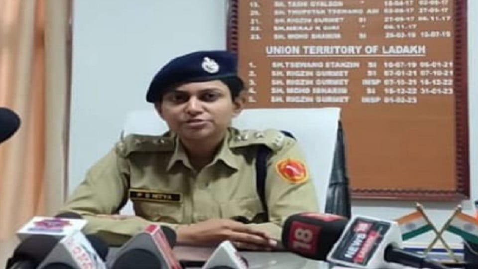 Leh: SI and other injured arrived in restaurant pacify ruckus, case on eight
