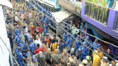 घटनास्थल पर फोर्स (घटना वाले दिन की तस्वीर)