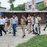 कटिहार गोलीकांड की जांच करने पहुंचे वरीय अधिकारी।