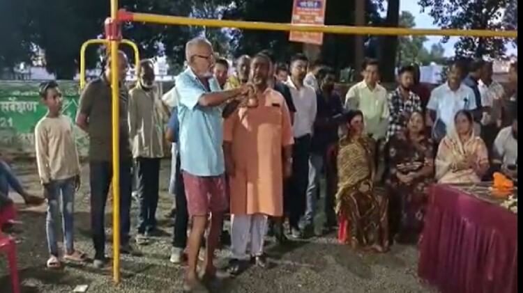 Jan Chaupal : टीएस सिंहदेव की चौपाल में लोटा लेकर पहुंचा बुजुर्ग, विकास कार्यों को लेकर सुनाई खरी-खोटी