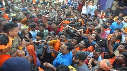 bareilly clash sparked by gulaal First one side started stone pelting report on 250 People