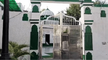 Delhi: बंगाली मार्केट मस्जिद और तकिया बब्बर शाह को हाईकोर्ट से राहत, नोटिस पर रेलवे को फटकार; पढ़ें नया आदेश Railways directed not to take any action against two mosques on Tilak Marg and Babar Road