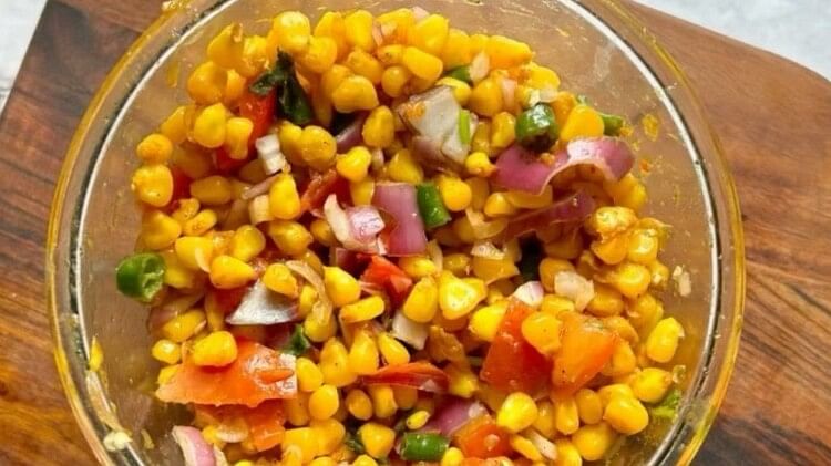 Enjoy this delicious snack made from corn in the rainy season with tea
