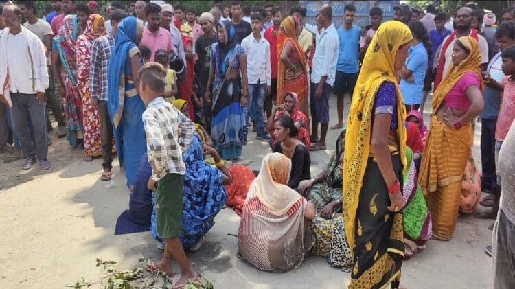 गोरखपुर में हत्या: अश्लील गाना बजाने से रोका तो मार डाला, विरोध में जमकर हुआ बवाल