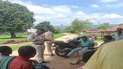 घर में मिला दंपति का शव : पत्नी की हत्या कर पति ने लगायी फांसी, महिला की थी दूसरी शादी Husband hanged himself after killing his wife in Kabirdham