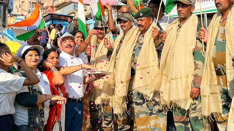 Kargil Vijay Diwas 2023: कारगिल विजय दिवस पर तिरंगा संग जवानों की उतारी आरती, गंगा तट फूलों से हुआ सम्मान