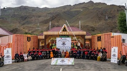 Kargil Vijay Diwas: द्रास में 25 महिला बाइक राइडर्स ने कारगिल युद्ध के नायकों को दीं श्रद्धांजलि Nari Sashaktikaran Women Riders complete 1000 Km rally to honour Kargil War Heroes