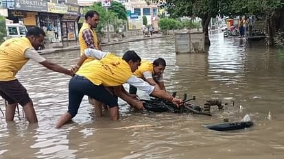 Rajasthan: सीकर में नवलगढ़ रोड पर सीवेज नाले में गिरी बाइक, लोगों ने युवक को खींचकर निकाला बाहर Rajasthan: Bike fell in sewage drain on Nawalgarh road in Sikar, people pulled the youth out