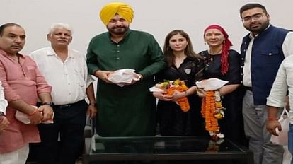 Navjot Singh Sidhu worship in Sankatmochan temple with wifw and daughter