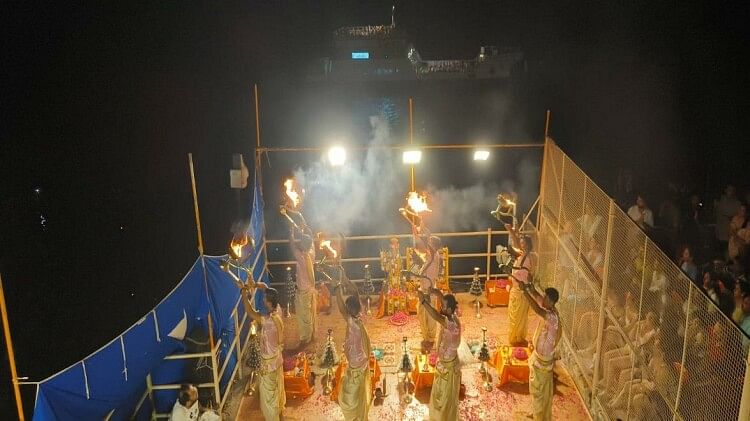 Varanasi: गंगा के जलस्तर में उतार-चढ़ाव जारी, घाट के छत पर शुरू हुई विश्वप्रसिद्ध आरती