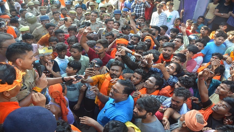bareilly clash sparked by gulaal First one side started stone pelting report on 250 People
