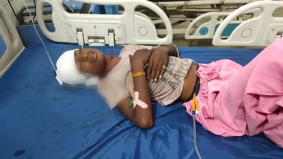 अस्पताल में भर्ती घायल छात्र