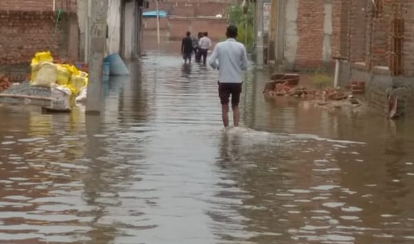 water level of Hindon has risen to 201.15 meters danger mark and water has entered 7 villages