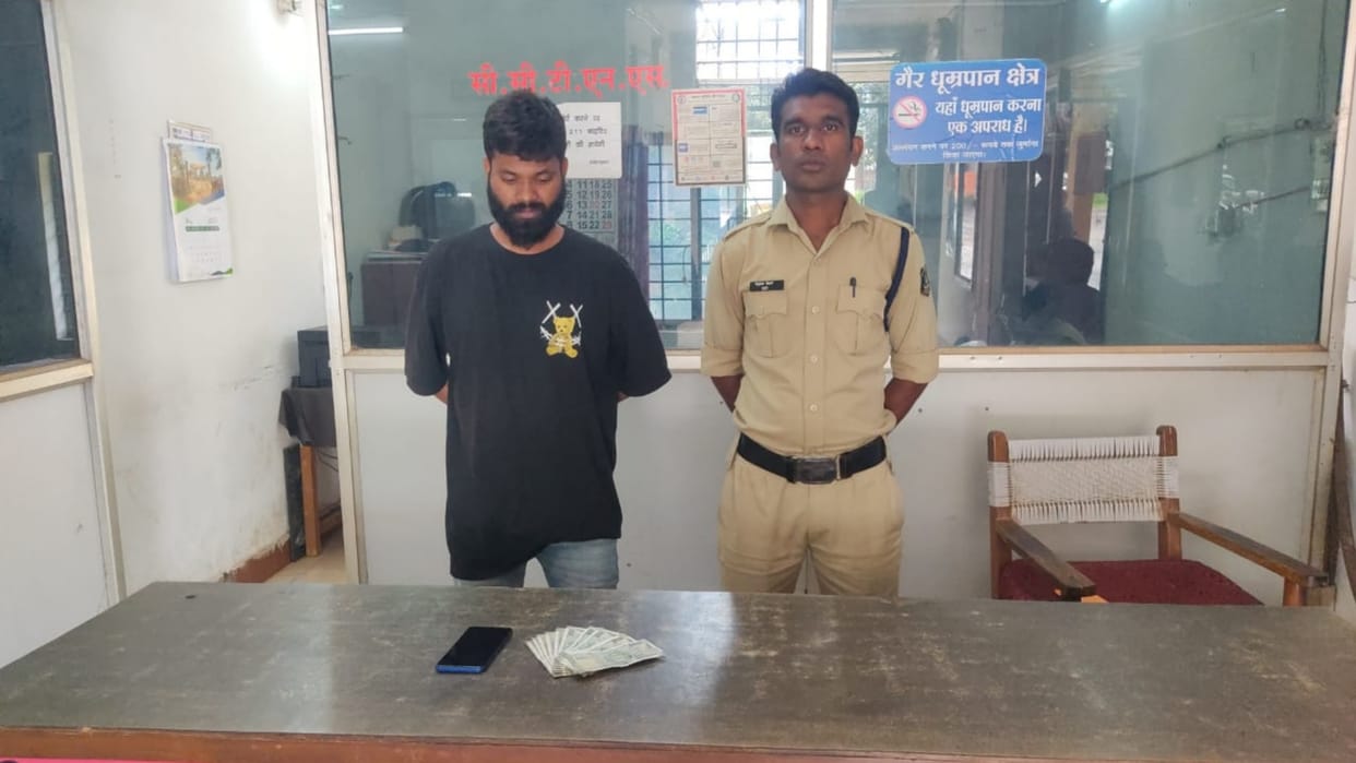 one arrested for betting through WhatsApp on the roadside In Jagdalpur