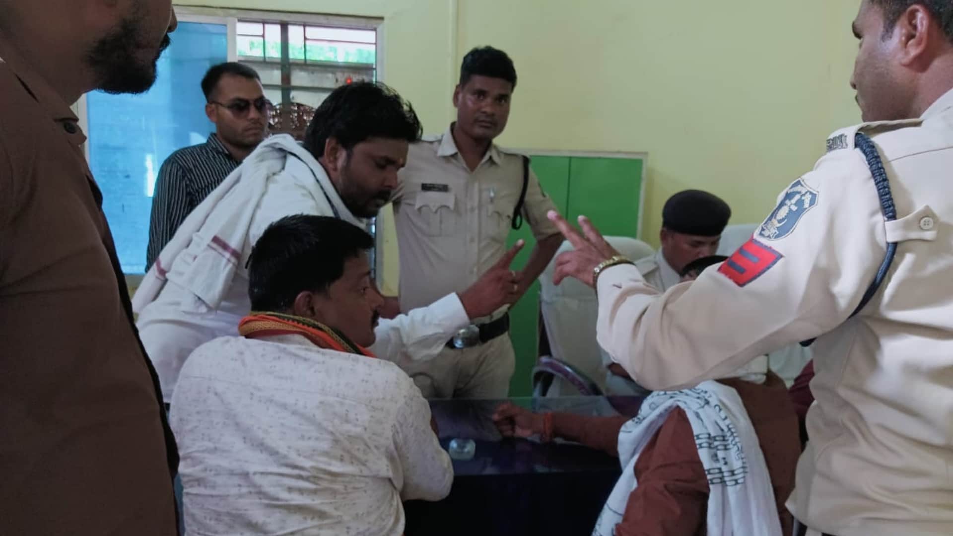 भाजपा समर्थित जिला पंचायत सदस्यों को पुलिस हिरासत में कोतवाली ले गई।