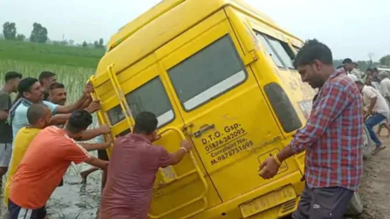Private school bus overturned in the field in Gurdaspur
