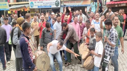 Hati in celebration after the bill was passed in Rajya Sabha, nati from Sirmaur to Shimla