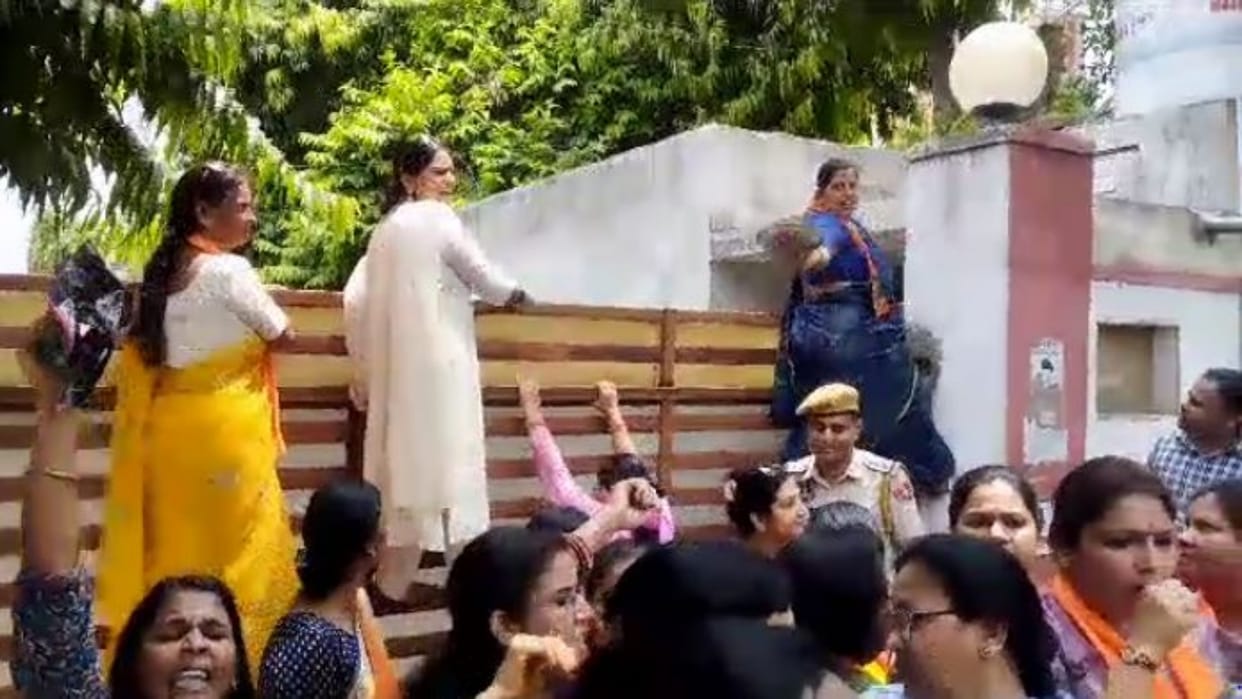 Jaipur BJP Mahila Morcha workers protested by banging plates at Minister Dhariwal house