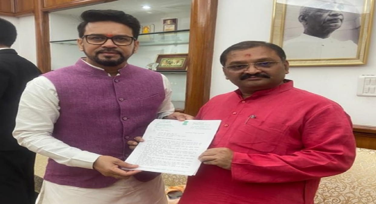 MP Santosh Pandey met Minister Anurag Singh Thakur to open Sports Academy in Kabirdham