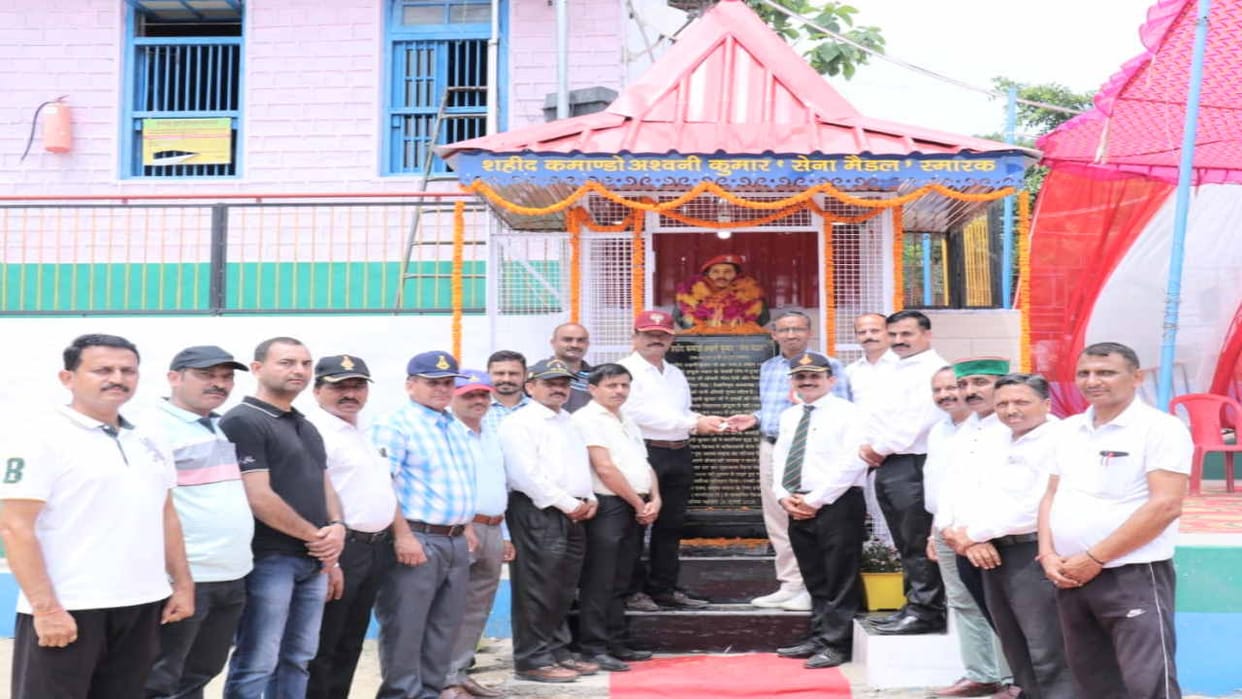 Classmates made statue of martyr friend with contribution, unveiled on Kargil Vijay Diwas
