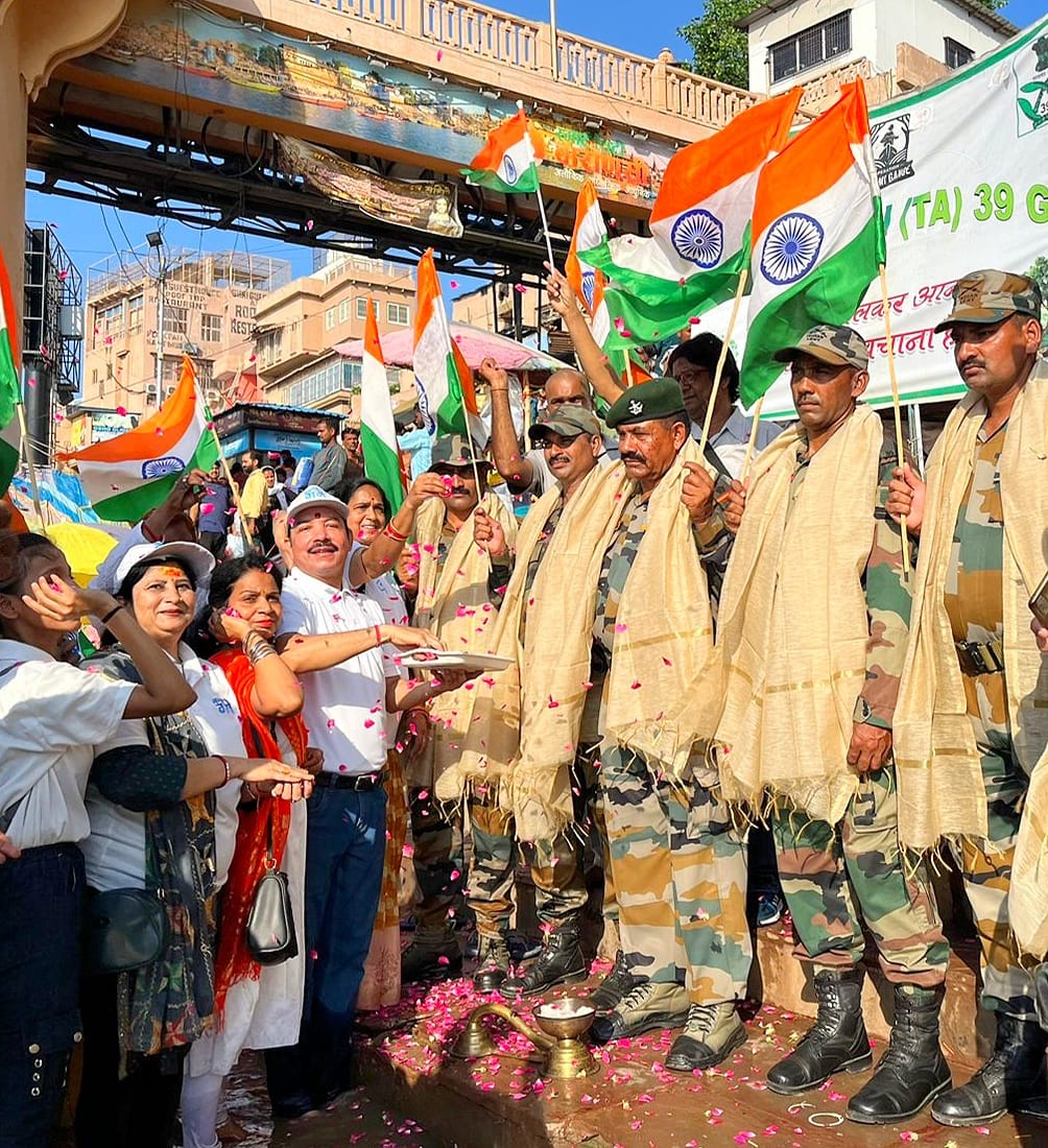Aarti of soldiers with tricolor on Kargil Vijay Diwas, Ganga bank honored with flowers