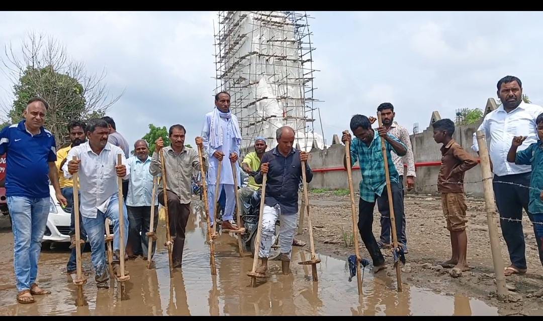 Sehore: Former MLA played 'gaidee' in the mud, a unique demonstration regarding the dilapidated road