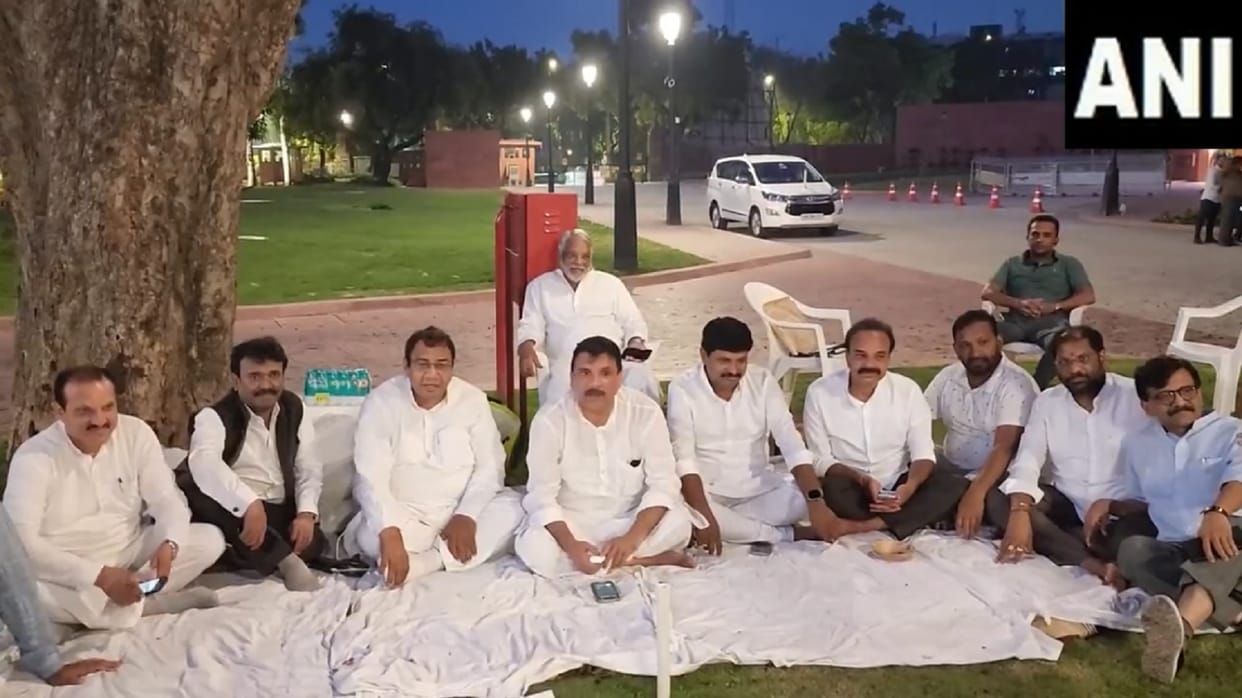 Sanjay Singh is besieging the Center by shouting against the government in the day and poetry-songs at night