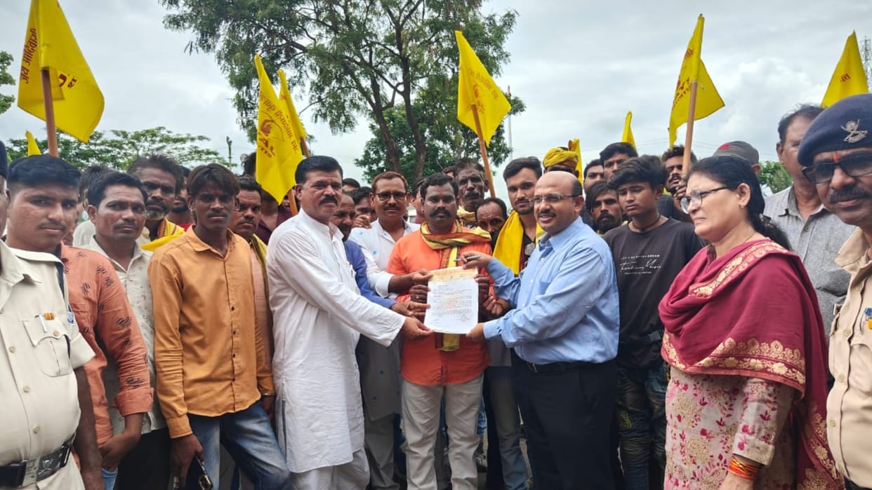 Shajapur: Jai Adivasi organization protests against Manipur incident demands death penalty for the accused