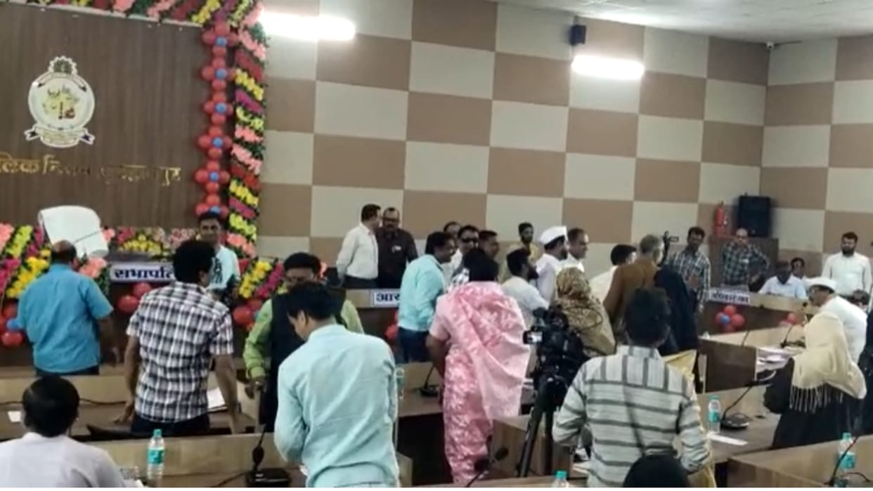 Burhanpur: In the council meeting, the Congress councilor expressed a unique protest against the bad roads