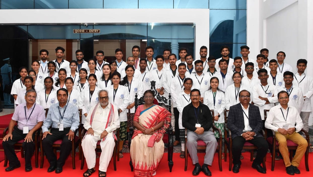 President Draupadi murmu Odisha Visit Talked to medical students at Raj Bhavan