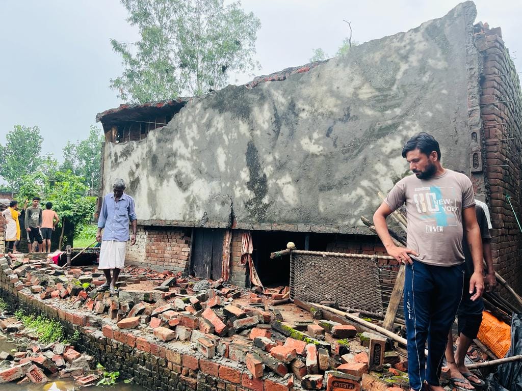 Shaharanpur: The linter of the house fell in the rain, the old woman was buried under the debris